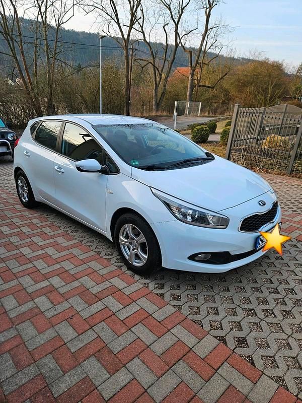 Gebraucht Kia Ceed 99 PS (72 kW) 2015 Weiß Kleinwagen