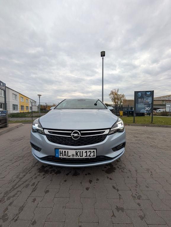Grau Gebraucht 2017 Opel Astra Active Limousine | 11.400 € (Fairer Preis) - Bild 1/4