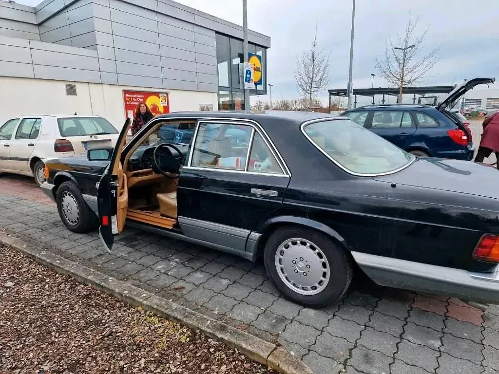 Second-hand Mercedes E300 182 CP (133 kW) 1988 Negru Berlinǎ