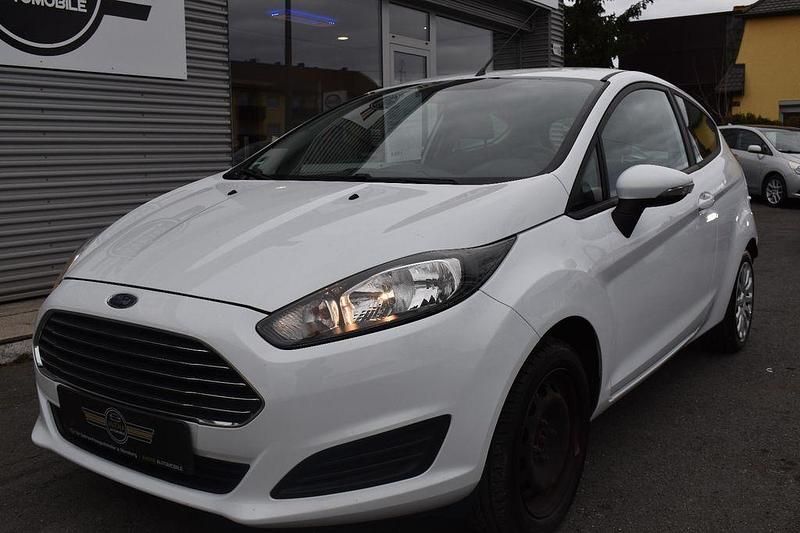 Gebraucht Ford Fiesta Trend 60 PS (44 kW) 2014 Weiß Kleinwagen