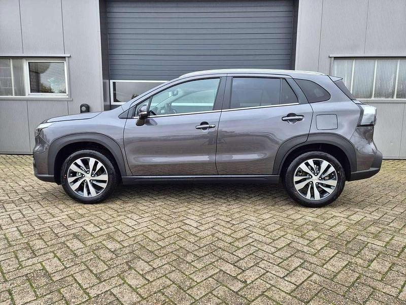 Titan dark gray pearl me... Neu 2025 Suzuki SX4 S-Cross Comfort+ SUV | 26.090 € (Fairer Preis) - Bild 1/4