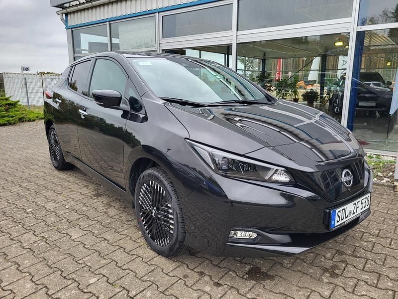 Schwarz Gebraucht 2024 Nissan Leaf Tekna Kleinwagen | 29.990 € (Teuer) - Bild 1/4