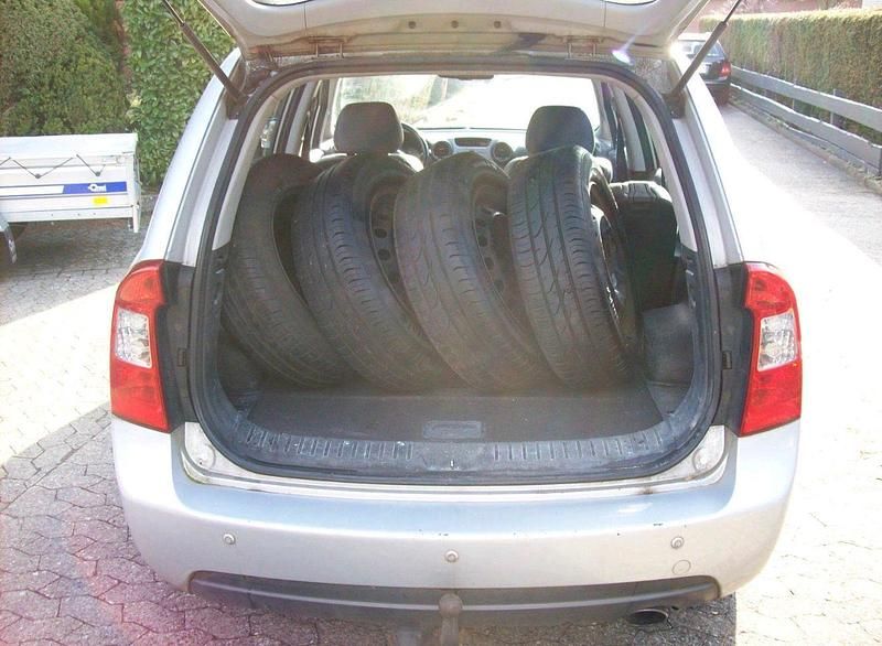 Gebraucht Kia Carens 144 PS (105 kW) 2007 Silber Van / Kleinbus