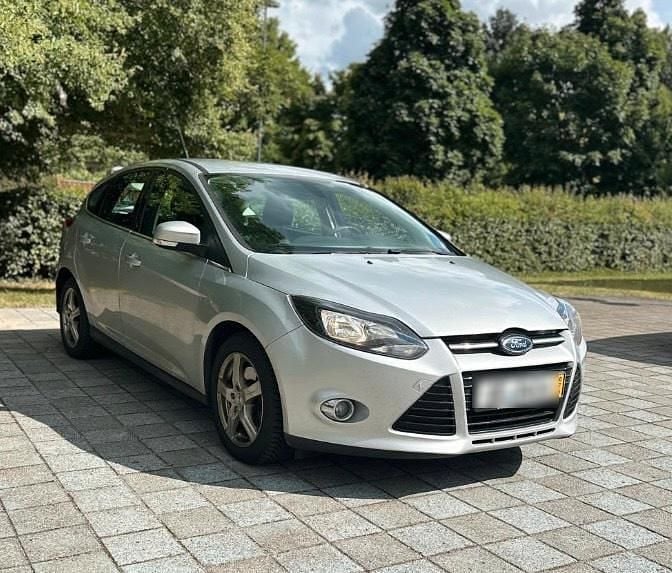 Grau Gebraucht 2012 Ford Focus Limousine | 3.500 € (Superpreis) - Bild 1/4