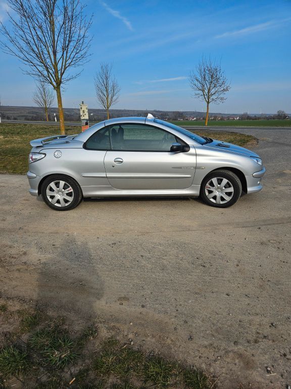 Grau Gebraucht 2006 Peugeot 206 CC Quiksilver Cabrio | 3.200 € (Fairer Preis) - Bild 1/4