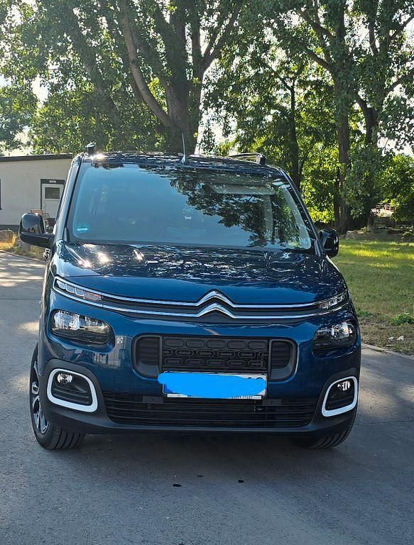 Blau Gebraucht 2022 Citroën Berlingo Shine Van / Kleinbus | 26.500 € (Etwas zu teuer) - Bild 1/4