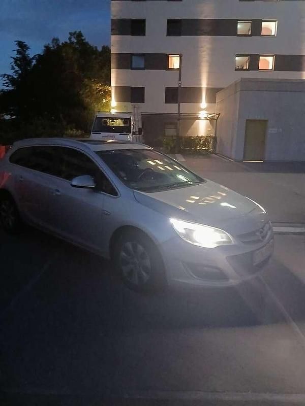 Grau Gebraucht 2014 Opel Astra Exklusiv Kombi | 3.500 € (Superpreis) - Bild 1/4