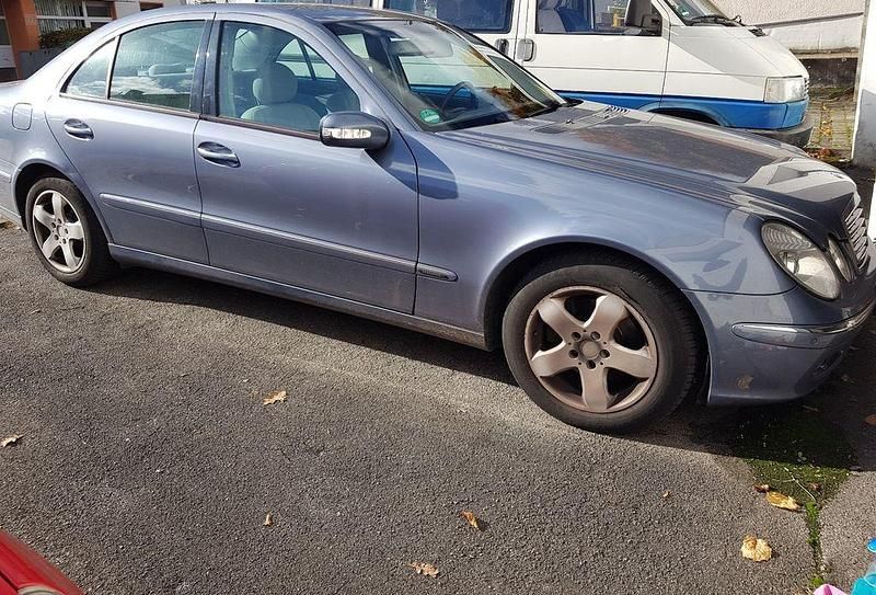 Gebraucht Mercedes E240 Elegance 177 PS (130 kW) 2003 Blau Limousine