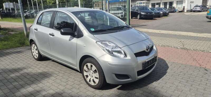Silber Gebraucht 2010 Toyota Yaris Cool Kleinwagen | 3.590 € (Fairer Preis) - Bild 1/4