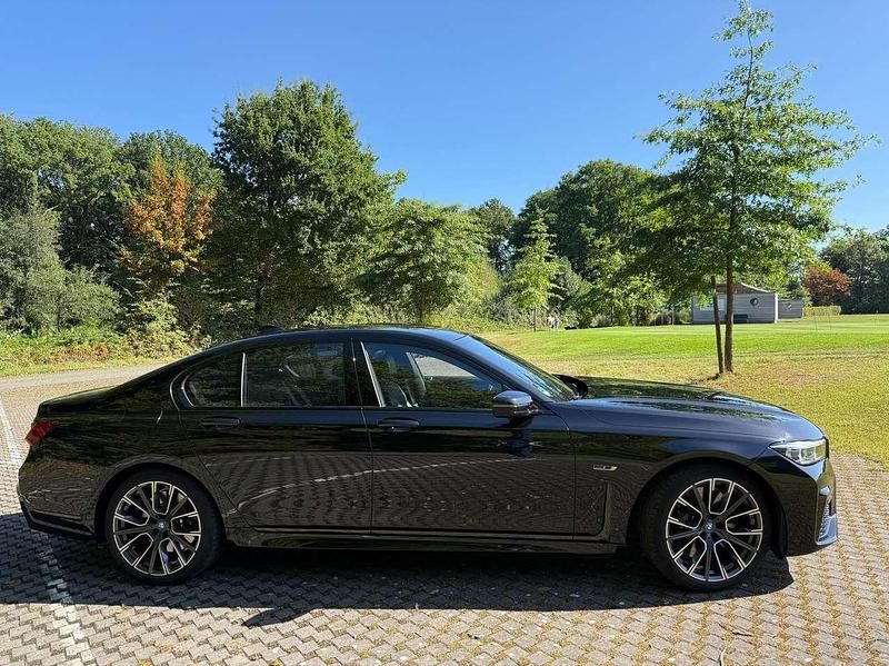 Schwarz Gebraucht 2021 BMW 745e M Sport Limousine | 53.000 € (Fairer Preis) - Bild 1/4