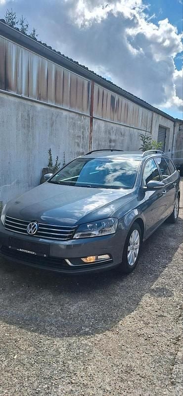 Grau Gebraucht 2011 VW Passat Kombi | 4.000 € (Guter Preis) - Bild 1/4
