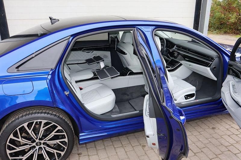 Blau Gebraucht 2024 Audi A8L Exclusive Limousine | 99.000 € - Bild 1/4