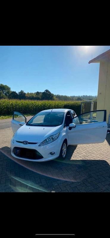 Gebraucht Ford Fiesta Titanium 60 PS (44 kW) 2009 Weiß Kleinwagen
