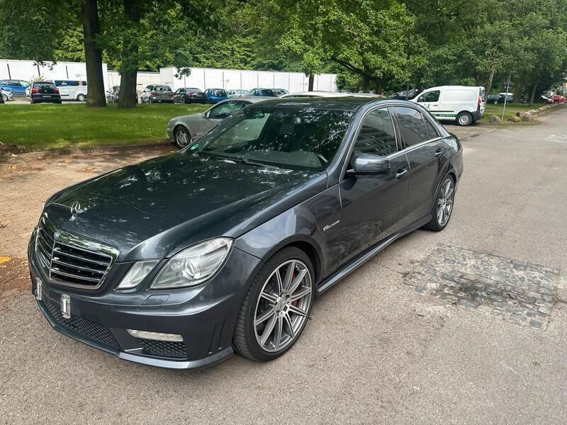 Grau Gebraucht 2012 Mercedes E63 AMG AMG Limousine | 18.990 € - Bild 1/4