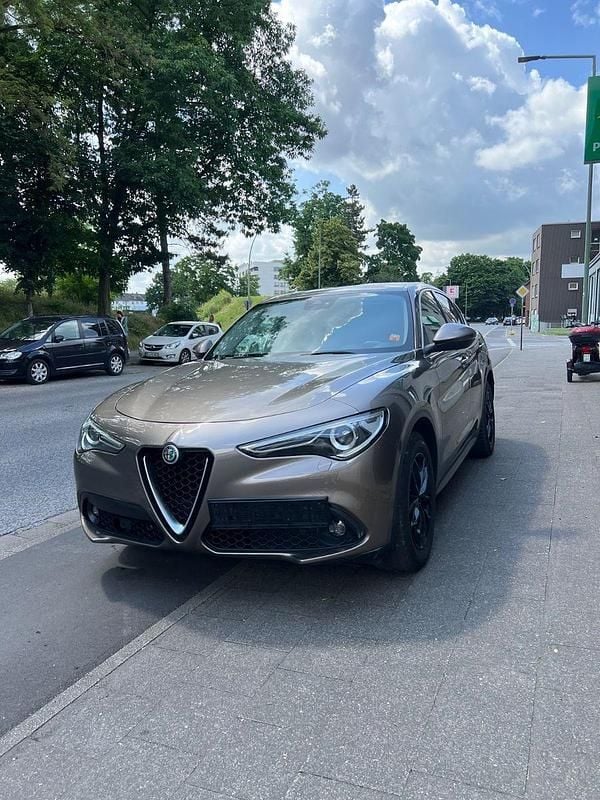 Grau Gebraucht 2018 Alfa Romeo Stelvio Executive SUV | 16.999 € (Superpreis) - Bild 1/4