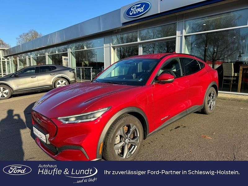 Lucidrot metallic Gebraucht 2022 Ford Mustang Mach-E Basis SUV | 28.980 € (Superpreis) - Bild 1/4