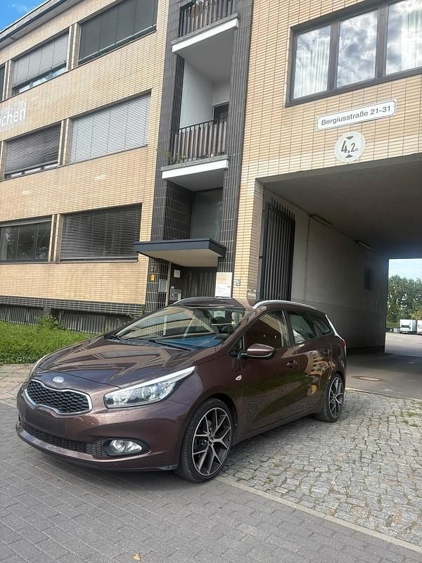 Braun Gebraucht 2013 Kia Ceed Kombi | 6.600 € (Fairer Preis) - Bild 1/4