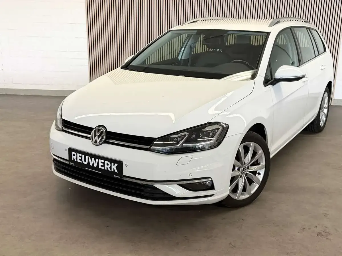 Gebraucht VW Golf VII Highline 150 PS (110 kW) 2020 Pure white Kombi