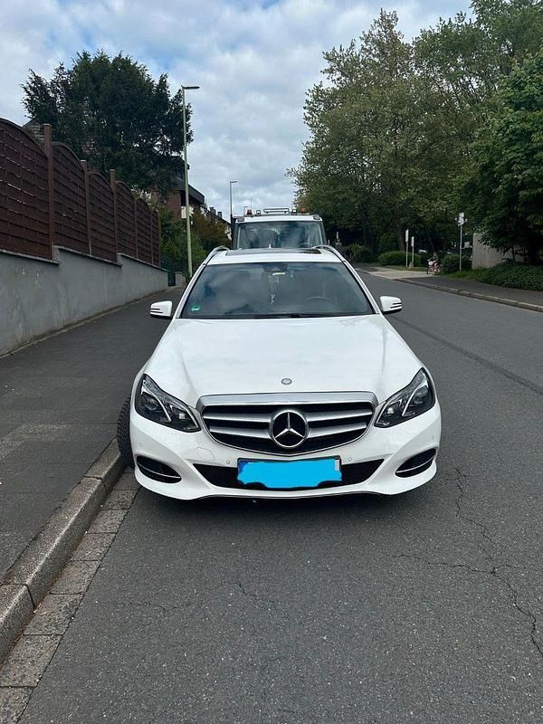 Weiß Gebraucht 2016 Mercedes E200 Kombi | 17.990 € (Guter Preis) - Bild 1/4