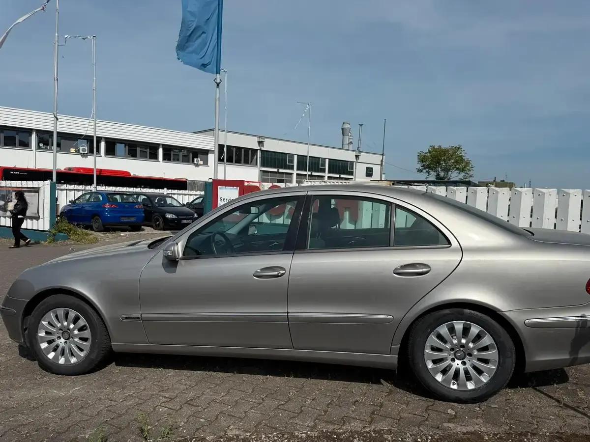 Gebraucht Mercedes E220 150 PS (110 kW) 2004 Silber Limousine