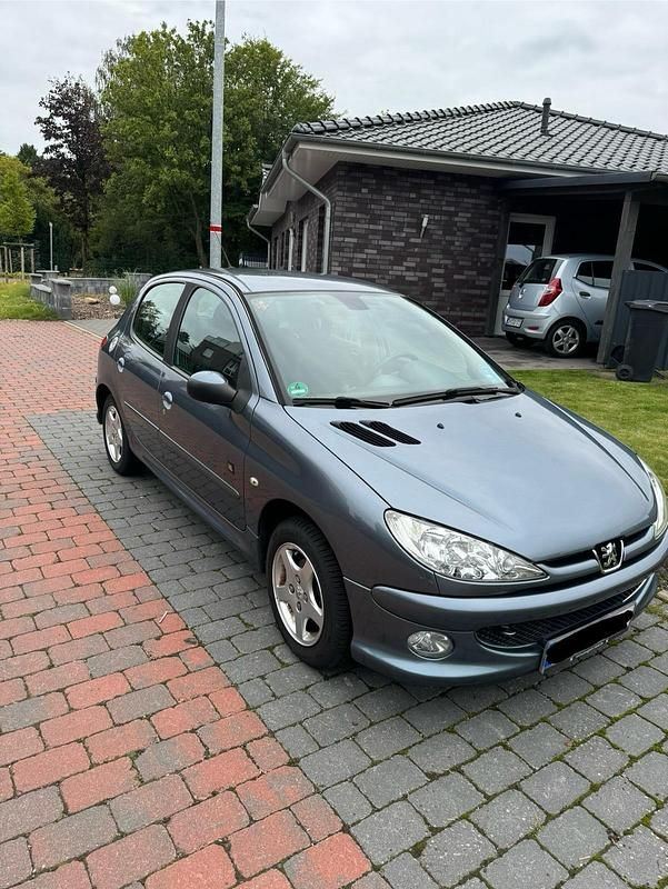 Grau Gebraucht 2007 Peugeot 206 Limousine | 2.000 € - Bild 1/4