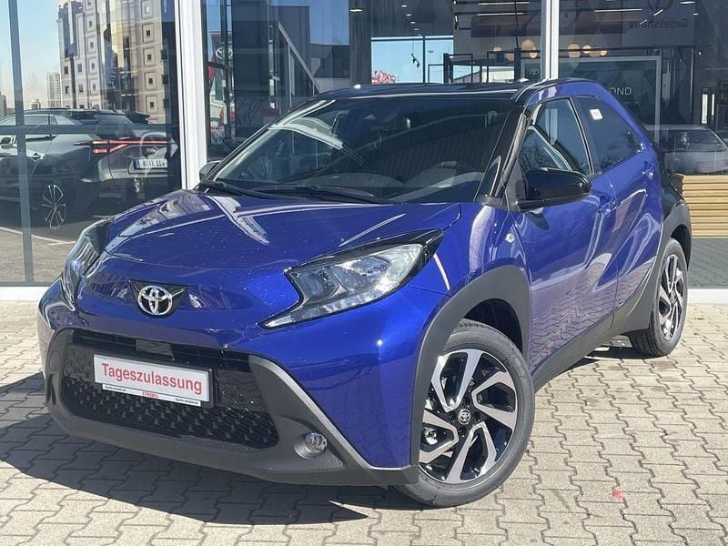 Neu Toyota Aygo X Design 72 PS (52 kW) 2026 Juniper blue metallic/dach mys SUV