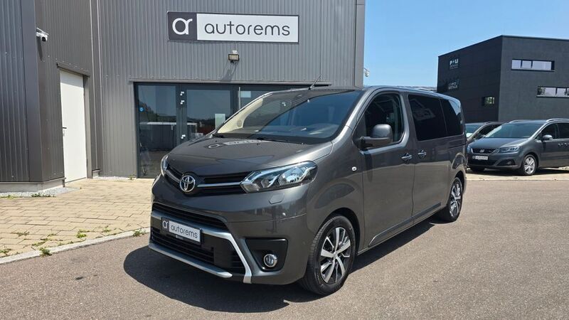 Grau Gebraucht 2021 Toyota Proace Verso Team Kombi | 35.999 € (Fairer Preis) - Bild 1/4