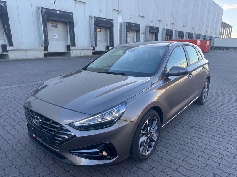 Silky bronze / met Gebraucht 2024 Hyundai i30 Trend Limousine | 17.900 € - Bild 1/4