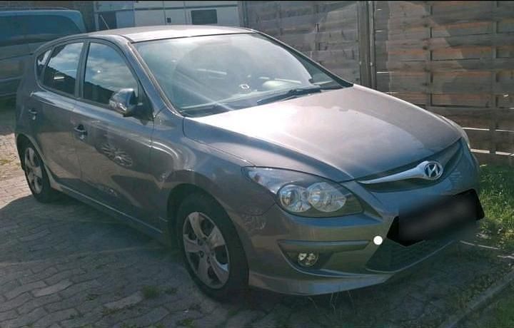 Grau Gebraucht 2012 Hyundai i30 Kleinwagen | 3.100 € - Bild 1/4