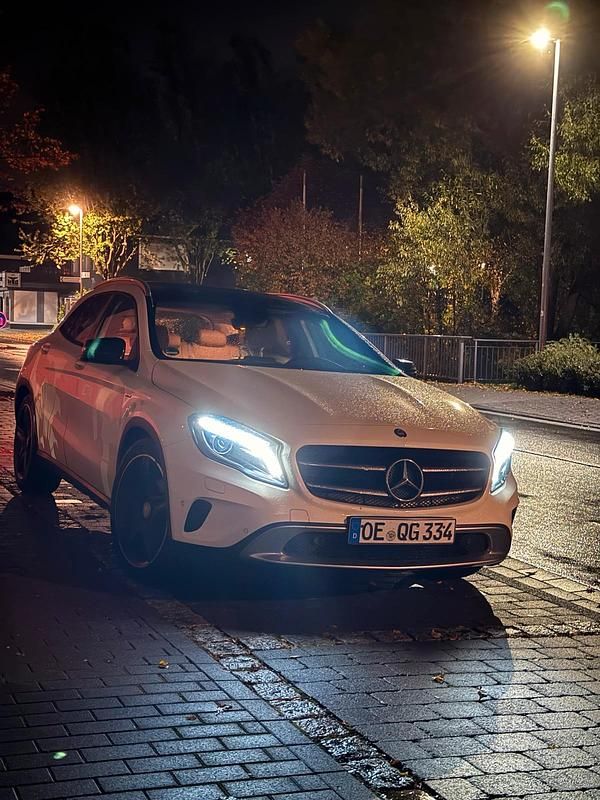 Weiß Gebraucht 2014 Mercedes GLA220 SUV | 12.000 € (Guter Preis) - Bild 1/4