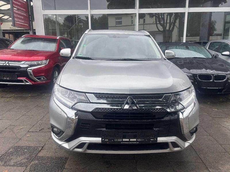 Gebraucht Mitsubishi Outlander P-HEV Basis 135 PS (99 kW) 2020 Silber SUV