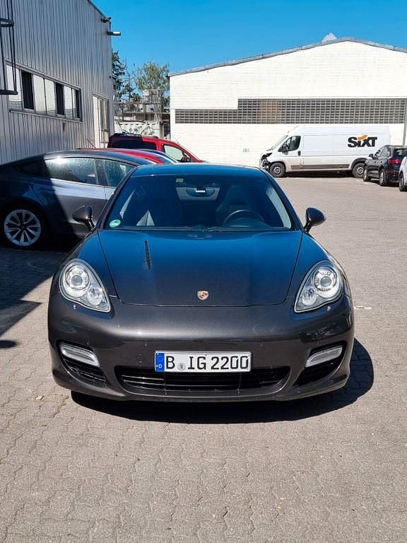 Grau Gebraucht 2010 Porsche Panamera Turbo Limousine | 32.000 € (Etwas zu teuer) - Bild 1/4