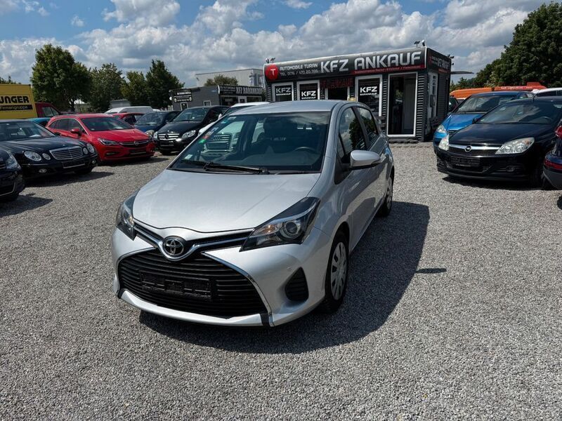 Silber Gebraucht 2015 Toyota Yaris Comfort Limousine | 7.990 € (Fairer Preis) - Bild 1/4