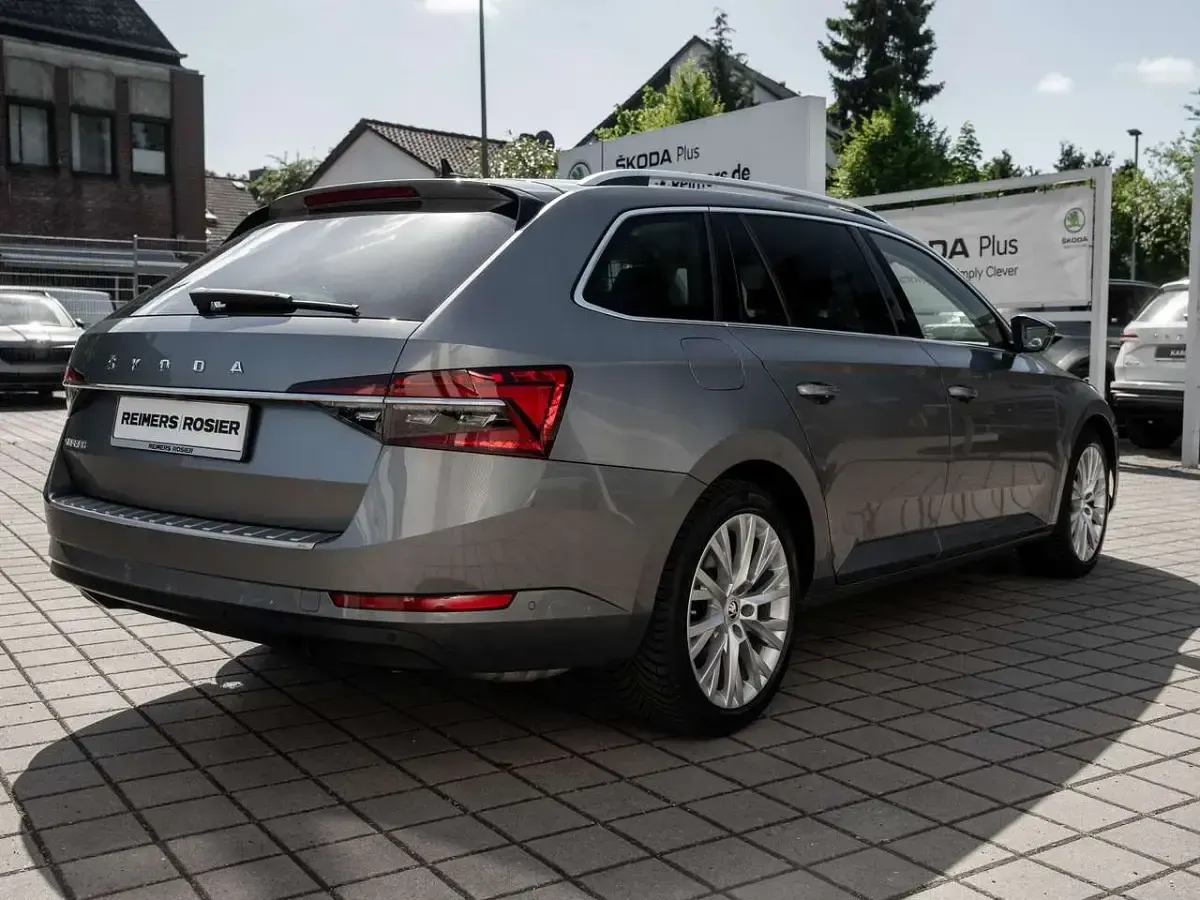 Gebraucht Skoda Superb Style 190 PS (139 kW) 2023 Grau Kombi