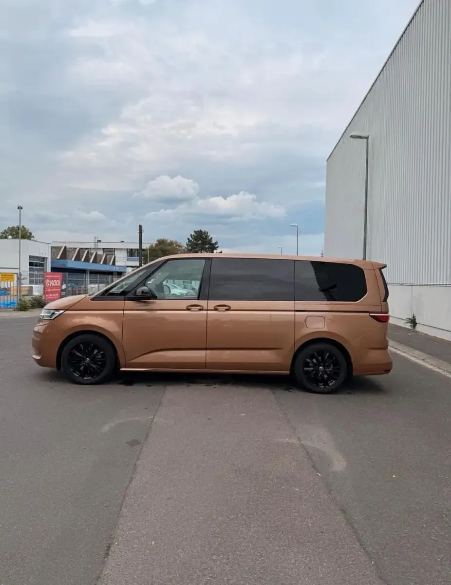 Gebraucht VW Multivan Life 150 PS (110 kW) 2024 Gold Van / Kleinbus