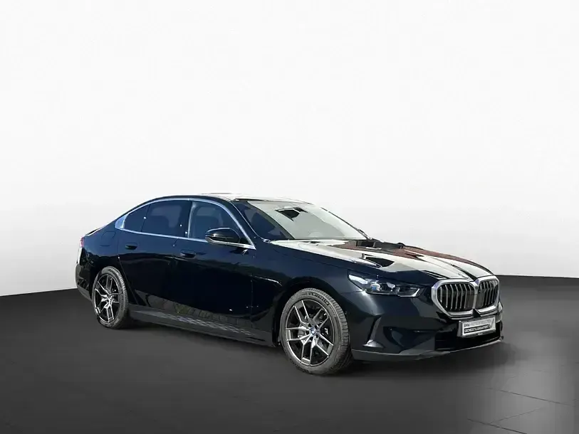 Gebraucht BMW 550e Comfort Edition 489 PS (359 kW) 2024 Black sapphire (schwarz) Limousine