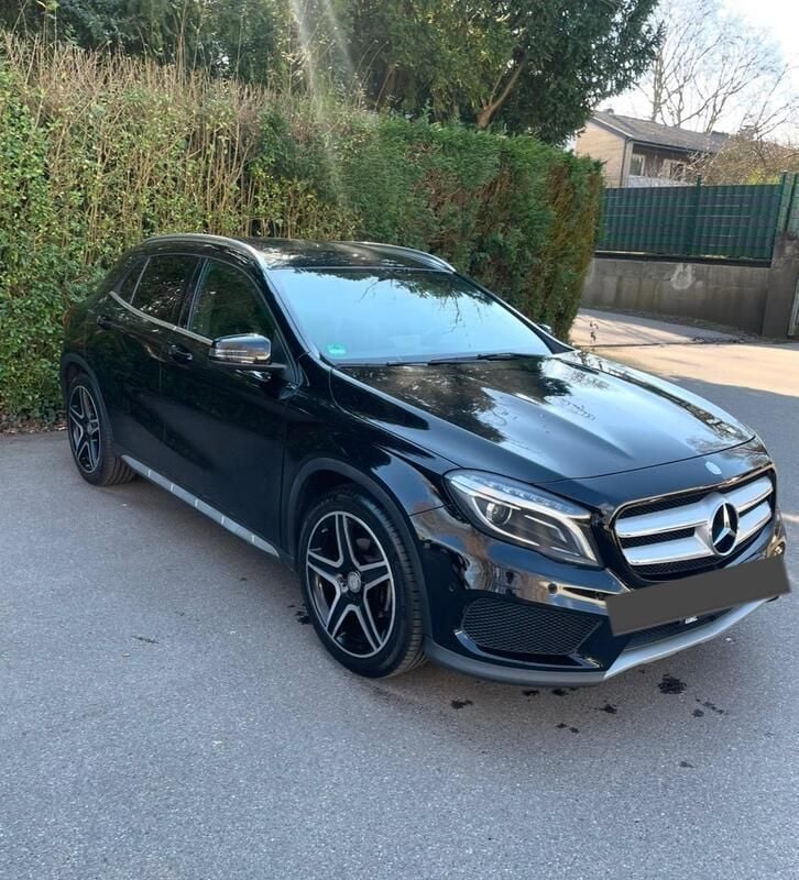 Schwarz Gebraucht 2015 Mercedes GLA180 AMG line SUV | 17.500 € (Fairer Preis) - Bild 1/4