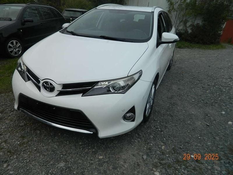 Super white 2 Gebraucht 2014 Toyota Auris Life+ Kombi | 7.500 € (Guter Preis) - Bild 1/4