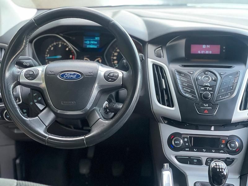 Gebraucht Ford Focus Champions Edition 116 PS (85 kW) 2012 Grau Kombi