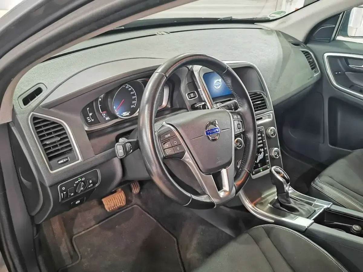 Gebraucht Volvo XC60 Momentum 190 PS (139 kW) 2016 Grau SUV