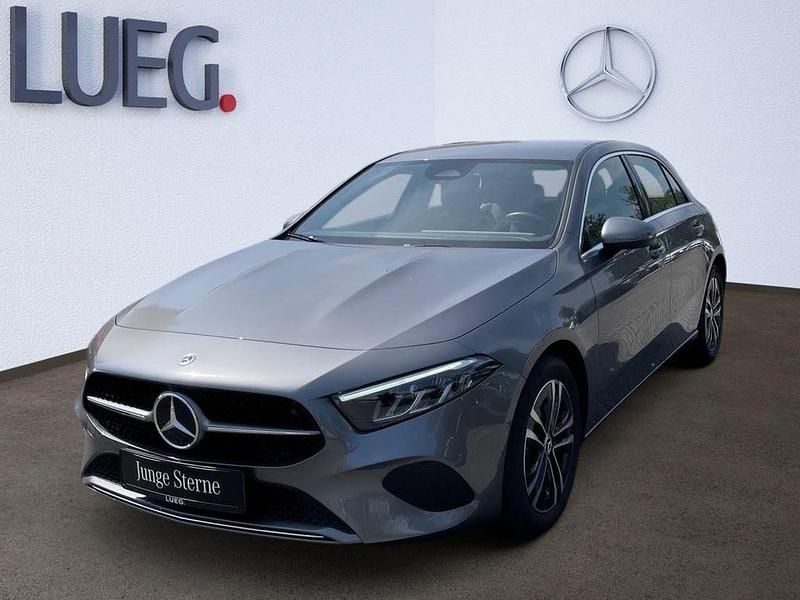 Grau Gebraucht 2024 Mercedes A180 Advanced Limousine | 28.620 € (Fairer Preis) - Bild 1/4