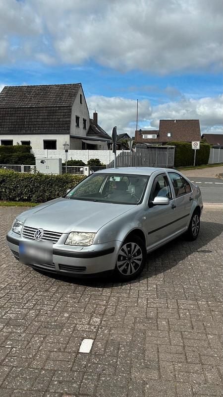 Grau Gebraucht 2003 VW Bora Limousine | 1.798 € (Fairer Preis) - Bild 1/4