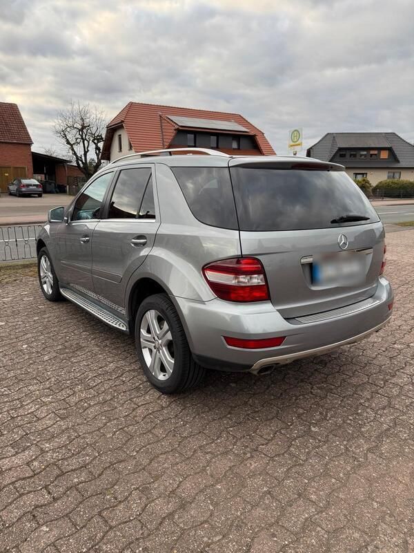 Grau Gebraucht 2011 Mercedes ML350 SUV | 8.990 € (Guter Preis) - Bild 1/4