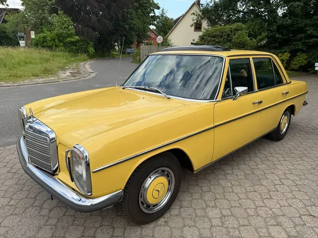 Gebraucht Mercedes W115 105 PS (77 kW) 1973 Gelb Limousine
