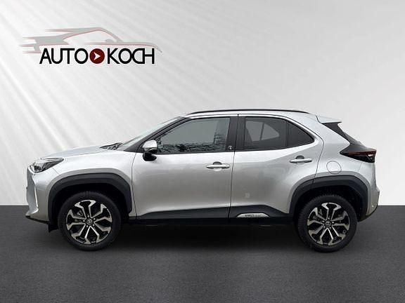 Gebraucht Toyota Yaris Hybrid Plus 131 PS (96 kW) 2024 Shimmering silver metallic SUV