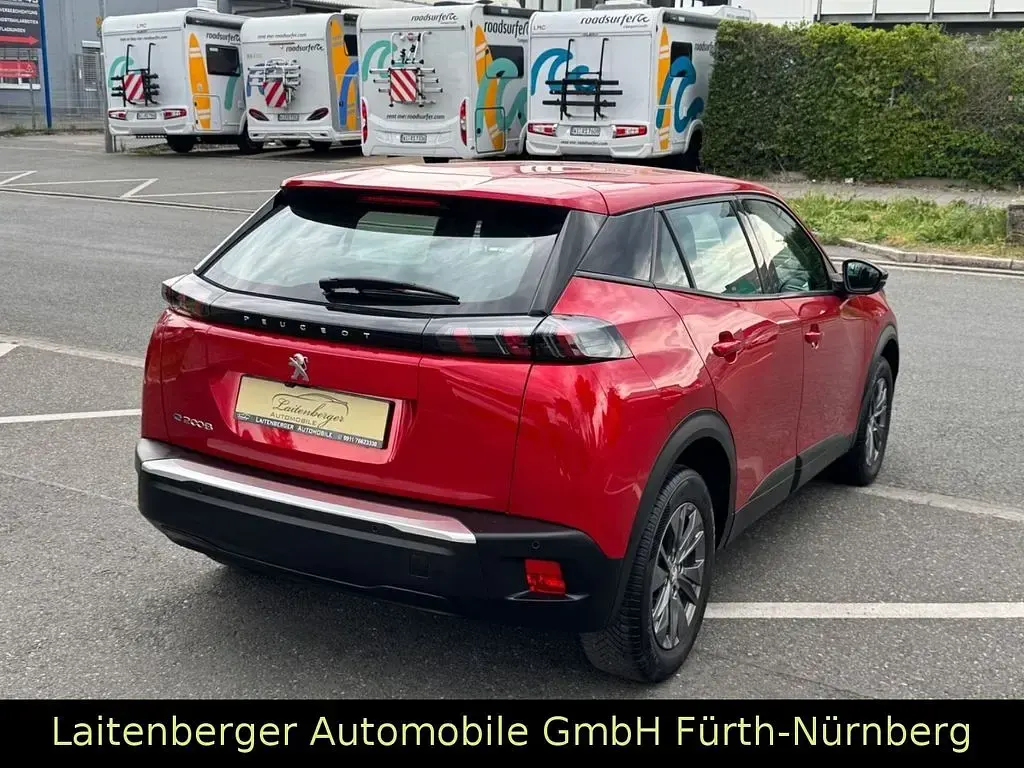 Gebraucht Peugeot e-2008 Active 100 kW (136 PS) 2022 Rot SUV