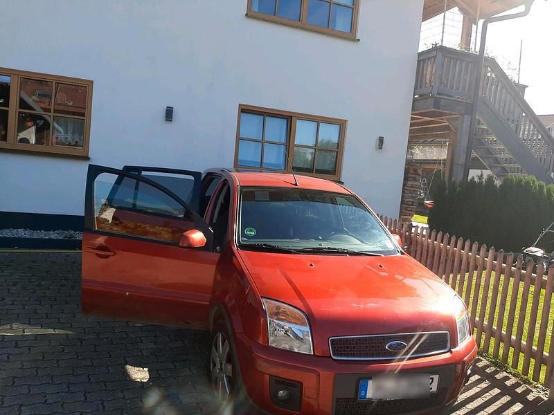 Rot Gebraucht 2005 Ford Fusion Kombi | 3.000 € (Fairer Preis) - Bild 1/3
