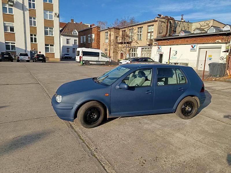 Blau Gebraucht 1998 VW Golf IV Kleinwagen | 1.550 € (Guter Preis) - Bild 1/4