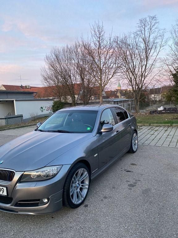 Grau Gebraucht 2009 BMW 330 Sport Line Limousine | 9.600 € (Fairer Preis) - Bild 1/4