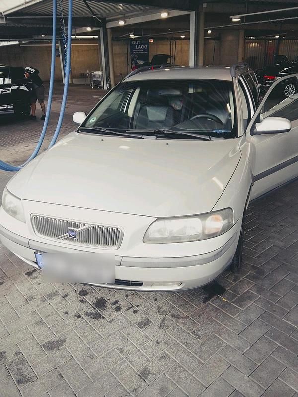Silber Gebraucht 2001 Volvo V70 Kombi | 2.800 € - Bild 1/4